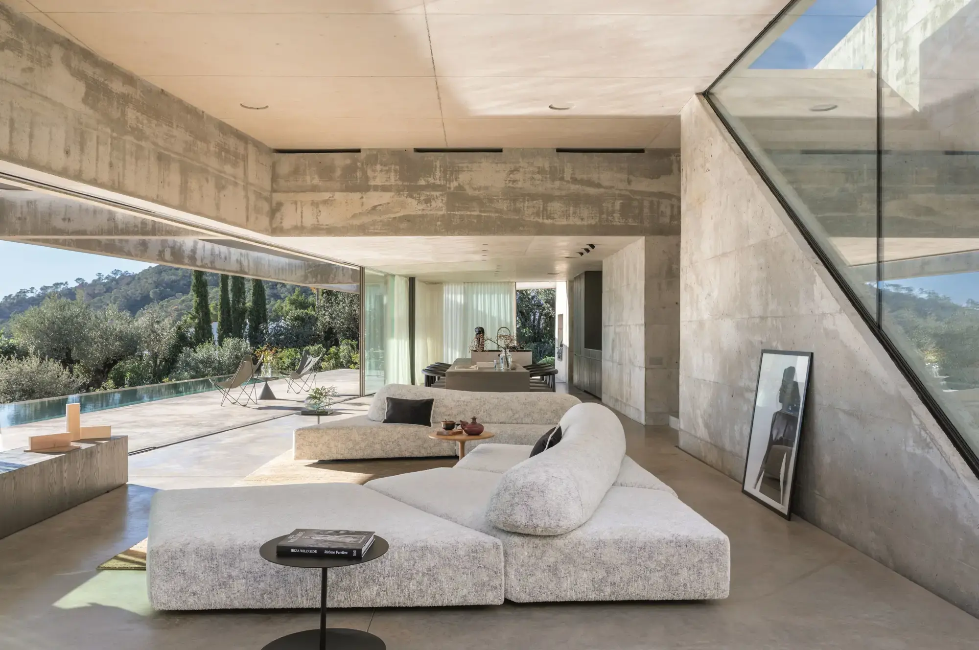 Referencia visual de piscina contemporánea integrada en una vivienda con jardín